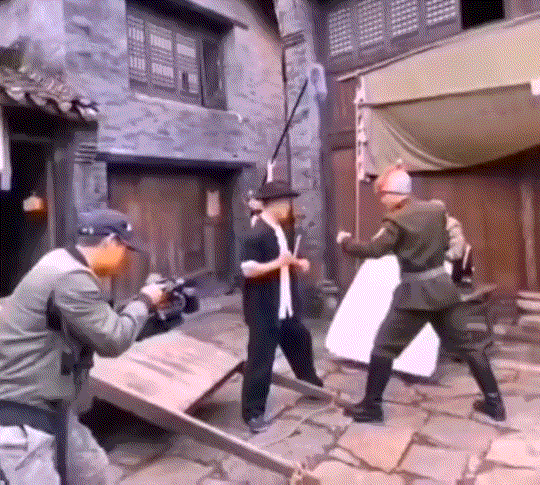 gif图：这速度……开轰炸机的？