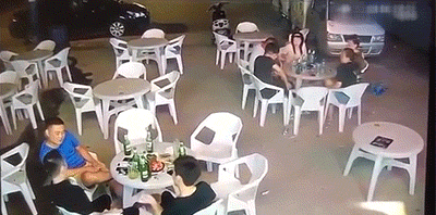 gif图：这速度……开轰炸机的？