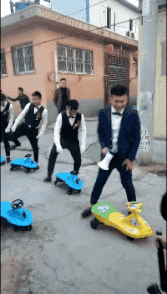 爆笑动图：有些伞，一打开就废了
