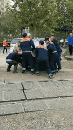 爆笑动图：有些伞，一打开就废了