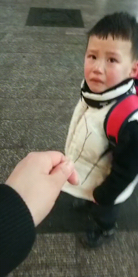 爆笑动图：有些伞，一打开就废了