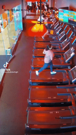 作死的外国人gif：沙雕天花板！