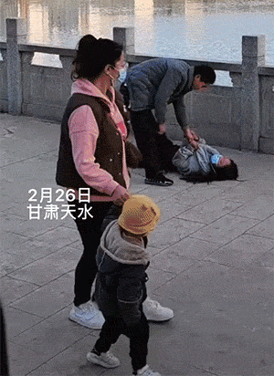 搞笑动图：狗子说：你比我还狗