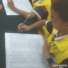 搞笑GIF：有些人表面风光，私底下