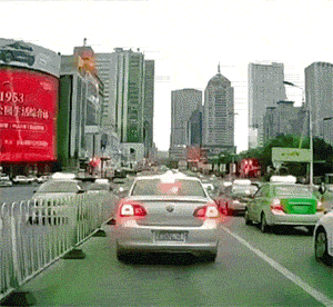 搞笑GIF：有些人表面风光，私底下