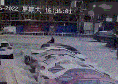 搞笑GIF：有些人表面风光，私底下