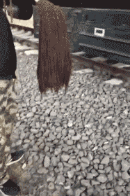 搞笑GIF：有些人表面风光，私底下