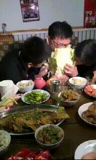 搞笑GIF：有些人表面风光，私底下