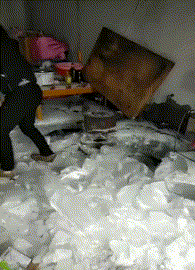 搞笑GIF：有些人表面风光，私底下
