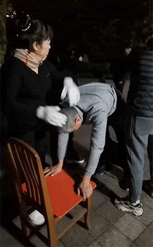 搞笑GIF：有些人表面风光，私底下