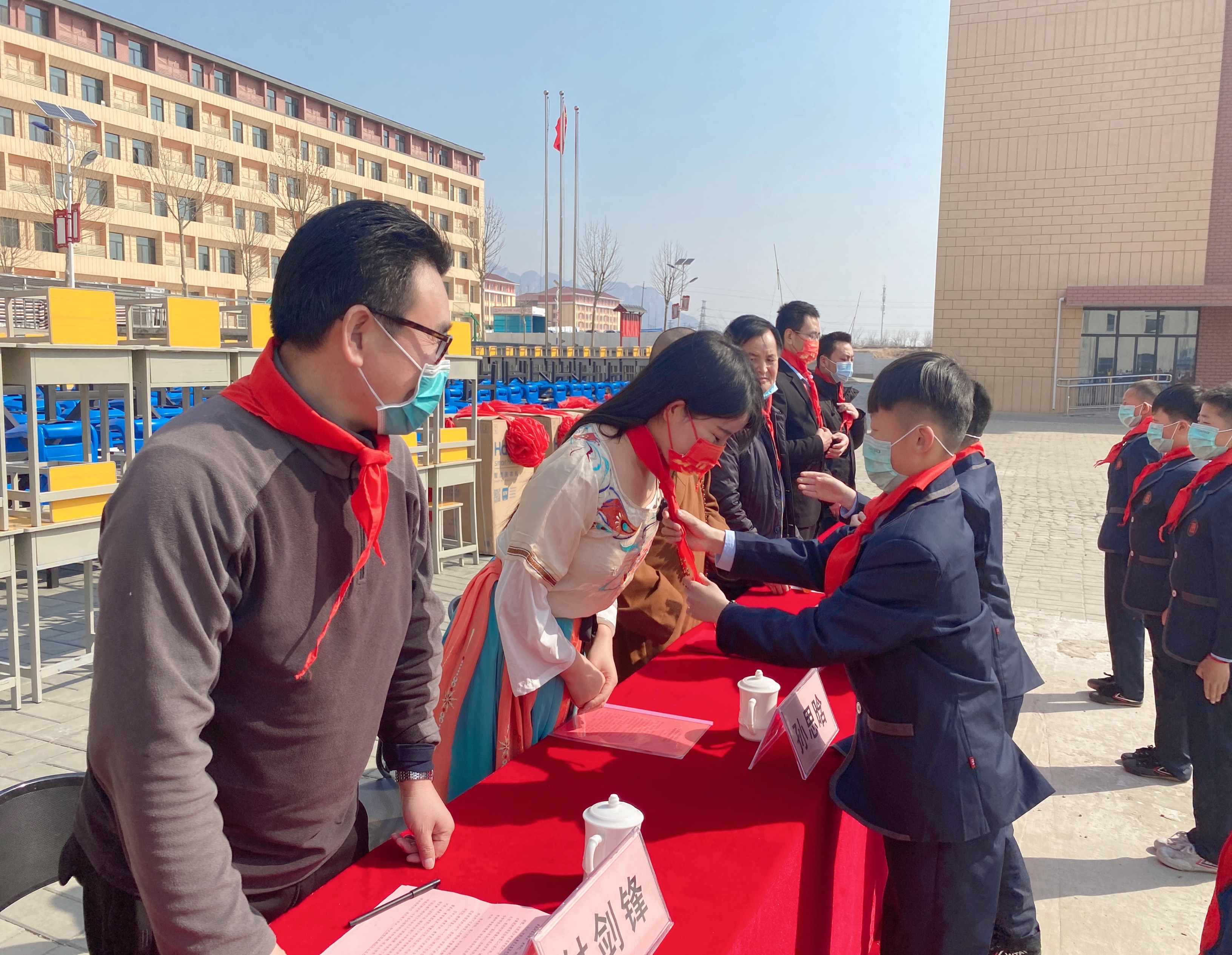 上善若水集团携手郑州慈善总会走进登封市少林友谊学校爱心捐赠