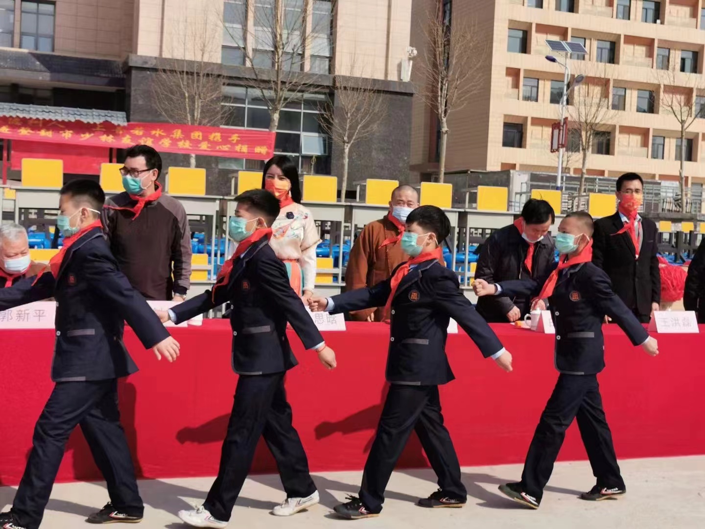 上善若水集团携手郑州慈善总会走进登封市少林友谊学校爱心捐赠