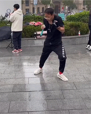 动态图18张：对飚广场舞，感觉好刺激！