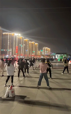 动态图18张：对飚广场舞，感觉好刺激！