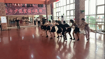 11GIF：这是每个男人都想玩的老鹰捉小鸡吧！