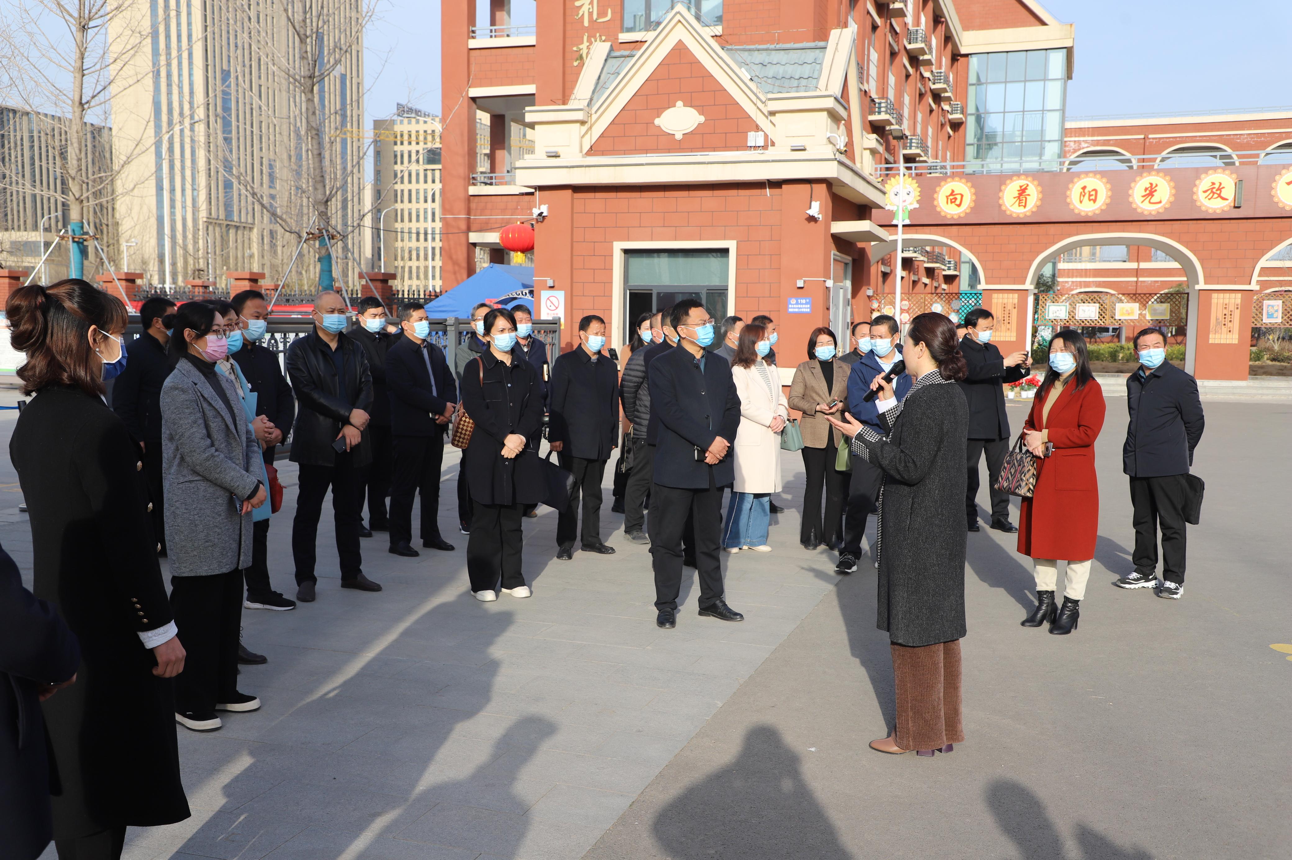 鹤壁市淇滨区教体局组织中小学校长观摩信息化建设优秀成果