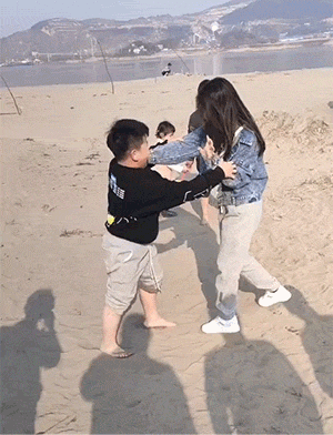太好笑了的动图：自挂东南枝！
