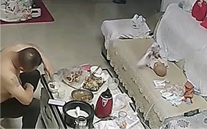 好笑的GIF：你永远不知道，有刘海的妹子脑门有多大？
