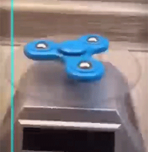 好笑的GIF：你永远不知道，有刘海的妹子脑门有多大？