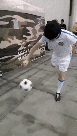 好笑的GIF：你永远不知道，有刘海的妹子脑门有多大？