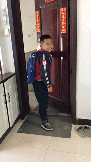 好笑的GIF：你永远不知道，有刘海的妹子脑门有多大？