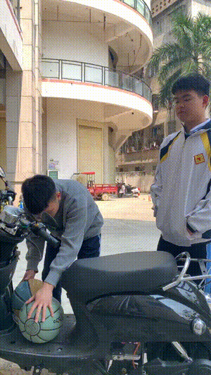 搞笑GIF图：懒得还很丝滑！