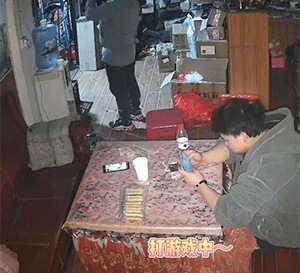 搞笑的GIF：打麻将要有仪式感！