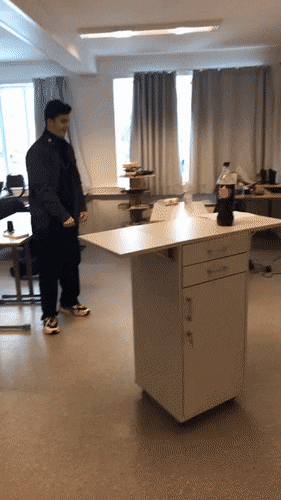 搞笑GIF：一瞬间，自己就悲剧了！