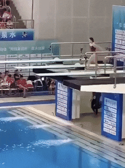 搞笑GIF：一瞬间，自己就悲剧了！