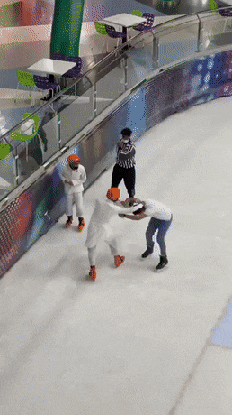 搞笑GIF：一瞬间，自己就悲剧了！