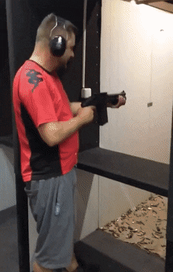 搞笑GIF：一瞬间，自己就悲剧了！
