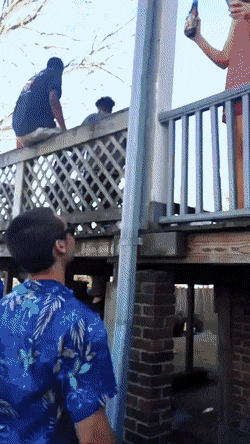 搞笑GIF：一瞬间，自己就悲剧了！