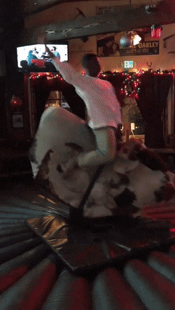 搞笑GIF：一瞬间，自己就悲剧了！