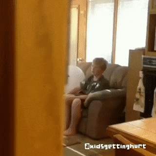 搞笑GIF：一瞬间，自己就悲剧了！