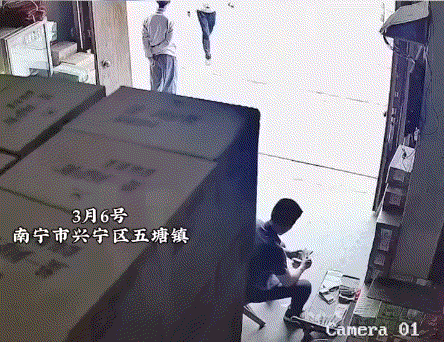 爆笑的动图：这么帅气的上床姿势，你一定没有见过