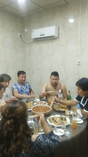 搞笑的动图：当我只准备了一份狗粮的时候