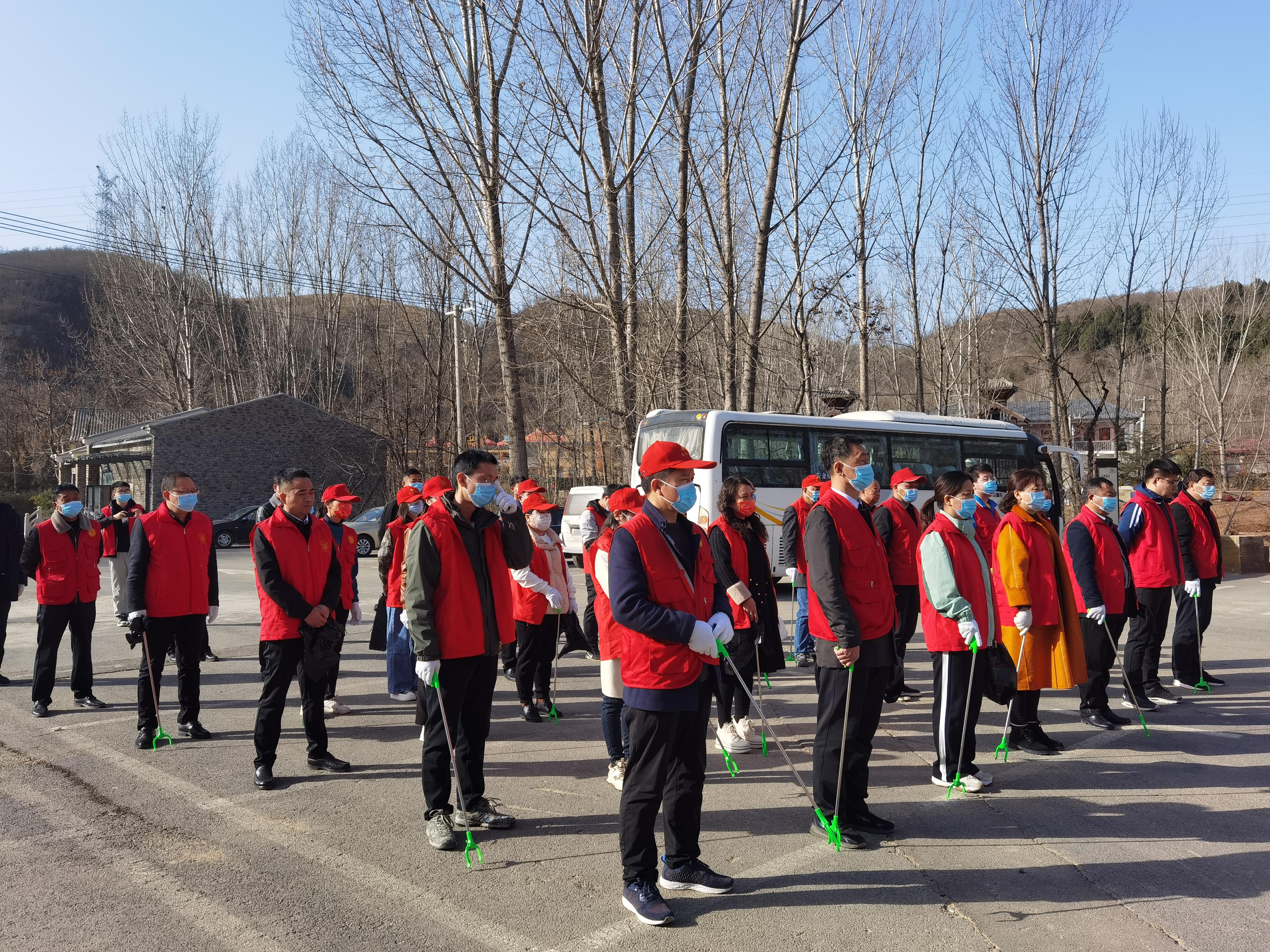 鹤壁市淇滨区上峪乡学雷锋捡垃圾净环境促环保