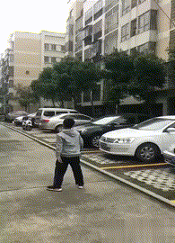 好笑的动图图片：大哥，心急吃不了热豆腐！