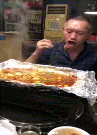 好笑的动图图片：大哥，心急吃不了热豆腐！