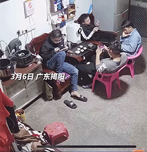 好笑的动图图片：大哥，心急吃不了热豆腐！