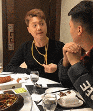 好笑的动图图片：大哥，心急吃不了热豆腐！
