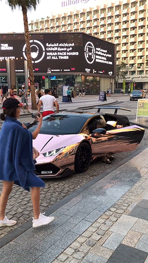 动态GIF：迪拜土豪日常生活，太土豪了！