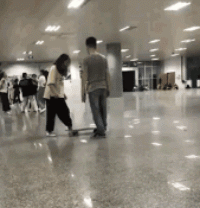 搞笑动图：知足吧！终于有妹子趴你上面了！