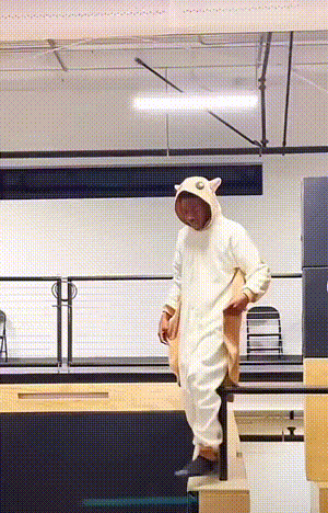 搞笑动图：知足吧！终于有妹子趴你上面了！