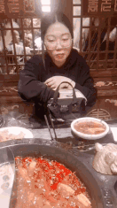 搞笑动图：知足吧！终于有妹子趴你上面了！