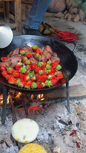 搞笑的动图图片：腊肉炒草莓，这是什么黑暗料理！