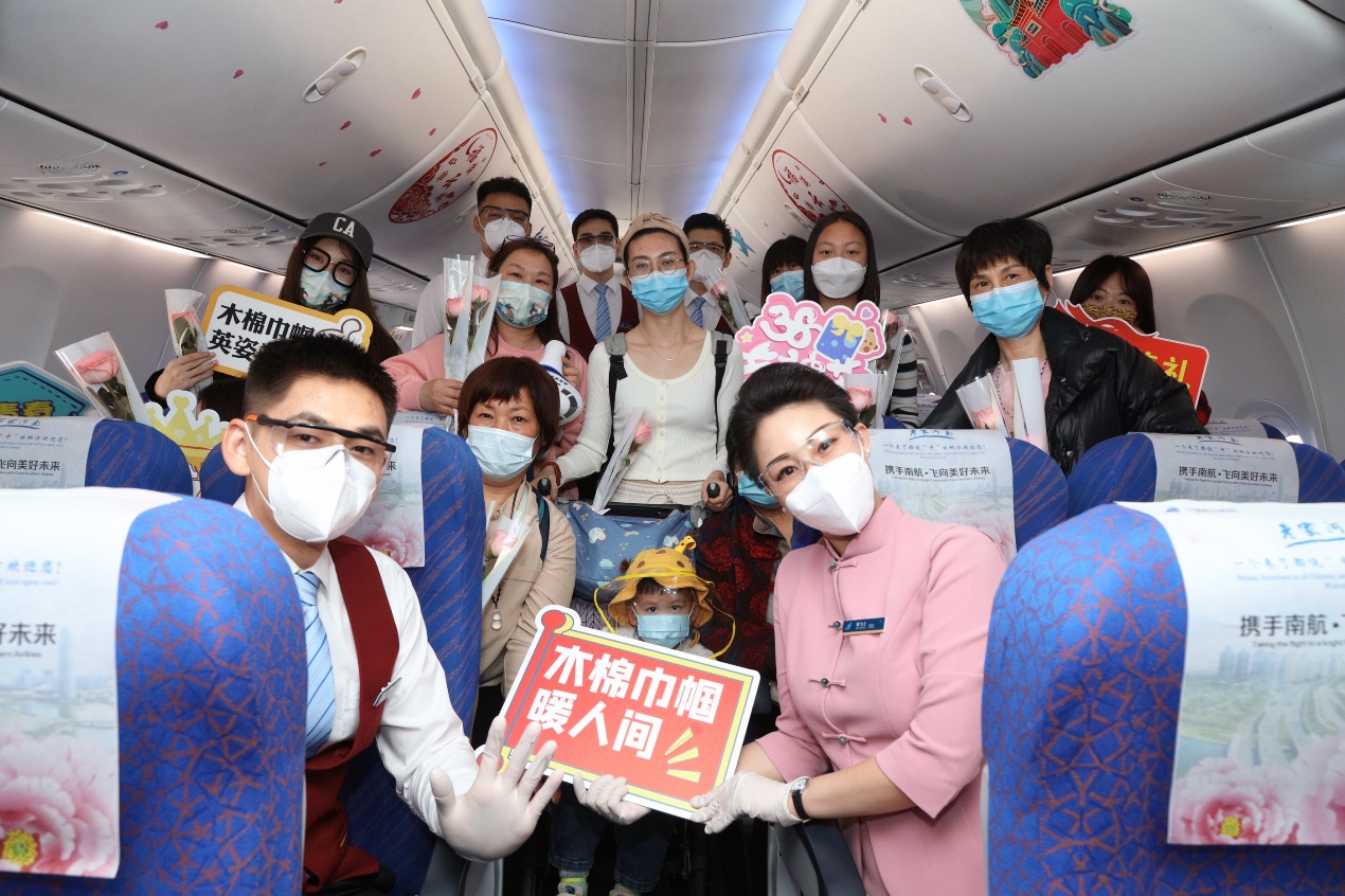 胡辣汤，蒸卤面……“老家河南号”与旅客共度别样妇女节