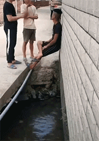 爆笑动图：下次再也不去你家了，真特么危险……