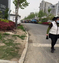 爆笑动图：下次再也不去你家了，真特么危险……