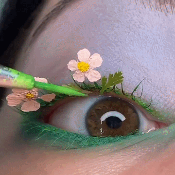 有趣的动图：我在阳台种花草，她在眼睛上种春天！